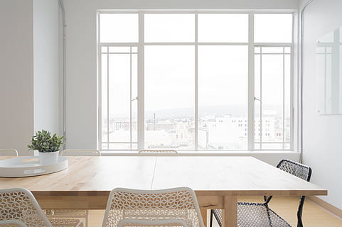 rektangulære, beige, spisebord, et kors, hvid, vinduesramme, værelse, bord, stole, vindue, glas, vase, blomst, plante, indre, design, udsigt, møbel, sæde, indendørs, stol, fravær, ingen mennesker, hjem interiør, moderne, dag, hjemlige værelse, tom, arkitektur, glas - materiale, enkelhed, spisestue, hjemlige liv, lejlighed, luksus, 4K, CC0, offentligt domæne, royaltyfrie