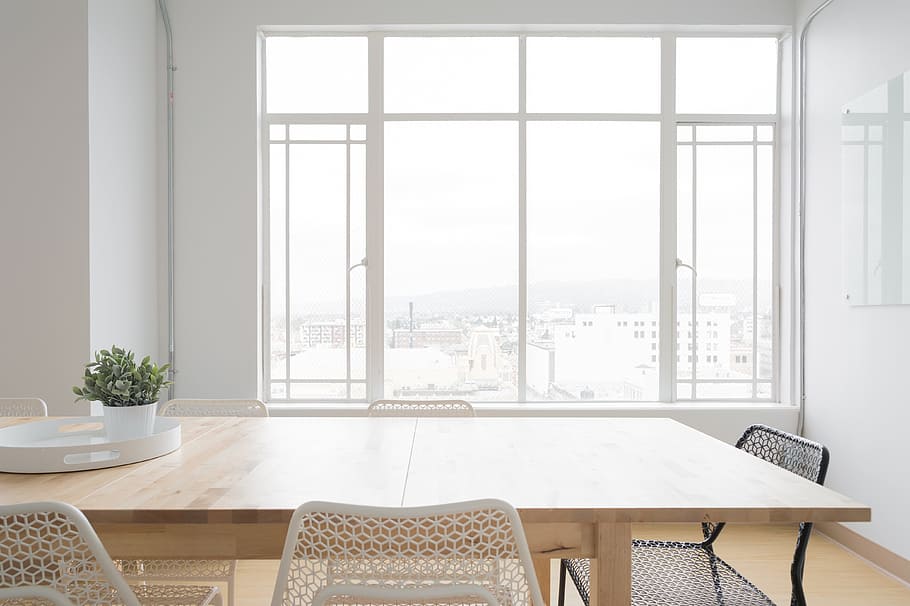 rectangular, beix, taula de menjador, a través de, blanc, marc de finestra, habitació, taula, cadires, finestra, vidre, gerro, flor, planta, interior, disseny, vista, mobles, seient, a l'interior, cadira, absència, cap gent, interior de casa, modern, dia, habitació domèstica, buit, arquitectura, vidre - material, senzillesa, menjador, la vida domèstica, apartament, luxe, 4K