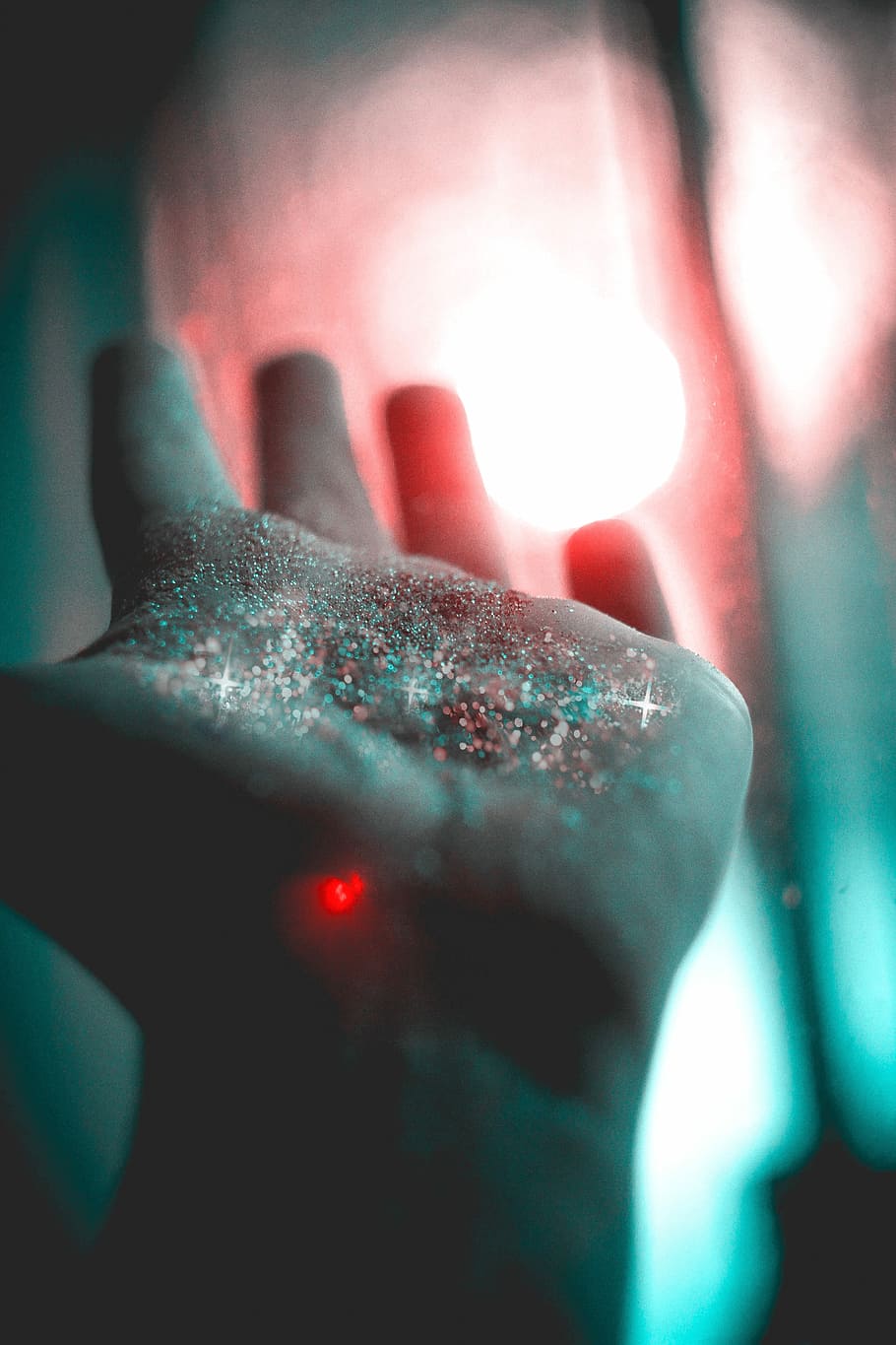 poc profund, foto del focus, persona, esquerra, mà, glitters, mans, purpurina, llum, braç, arribar, brilli, bokeh, creatiu, dit, rosa, blau, neó, part del cos humà, primer pla, mà humana, una persona, part del cos, persones reals, dit humà, estils de vida, enfocament selectiu, a l'interior, celebració, adult, ungles, perspectiva personal, dones, dia, persona irreconeixible, 5K