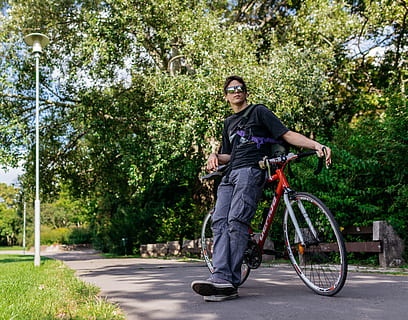 mand, hælder, rød, road cykel, grøn, blad træ, cykel, fyr, venter, solbriller, livsstil, ung, han-, person, fritid, cyklus, udendørs, sport, smuk, ride, aktiv, stil, afslappet, moderne, hvile, cykling, slap af, ungdom, dagtimerne, lempelse, træ, plante, transportmidler, en person, ung voksen, afslappet tøj, unge mænd, fuld længde, fritidsaktivitet, briller, mode, dag, transportform, rigtige mennesker, ridning, 5K, CC0, offentligt domæne, royaltyfrie