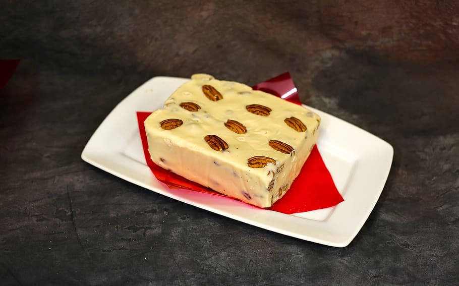 Kuchen, Süßigkeiten, Süss, Dessert, Zucker, lecker, köstlich, Fudge, Schokolade, Gourmet, braun, Sahne, frisch, Bäckerei, dunkel, Kakao, Versuchung, Kochen, Süßigkeitenladen, Karamell, 1 Pfund, 16 Unzen, Schmelze, Essen und Trinken, Frische, Lebensmittel, Genuss, Stillleben, drinnen, Süßes Essen, fertig für den Verzehr, gebacken, Nahansicht, ungesunde Ernährung, keine Leute, High Angle View, Teller, Tabelle, Scheibe, Snack, 4K