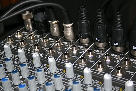 tecnologia, miscelatore, suono, avvicinamento, controllo, in casa, industria, attrezzatura, metallo, mixer audio, ordine, musica, pannello di controllo, equipaggiamento audio, macchinario, sfondi, pomello, grande gruppo di oggetti, nessuno, elettricità, vista dall'alto, fotogramma intero, complessità, acciaio, Alimentazione elettrica, color argento, 4K, CC0, dominio pubblico, privo di copyright