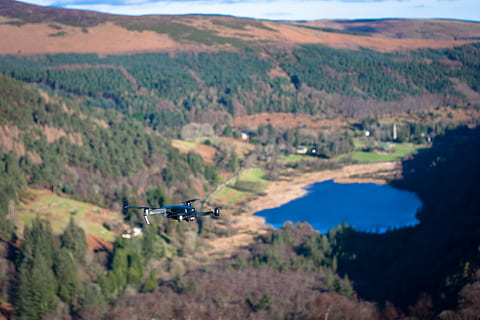 højvinkel tilt-shift objektivfotografering, sort, quadcopter drone, svæver, skov dal, dagtimerne, fugl-øje, se fotografering, bjerge, legeme, vand, Skov, drone, flyvende, flyvningen, Midt i luften, sø, bjerg, frost, Irland, vinter, kold, Wicklow, graveyark, hus, transportmidler, træ, transportform, scenics - natur, natur, miljø, landskab, dag, plante, luftfartøj, skønhed i naturen, bjergkæde, jord, rolig scene, høj vinkel visning, ro, udendørs, rejse, luftfartsindustrien, 2K, CC0, offentligt domæne, royaltyfrie