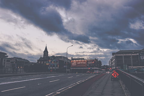 posta de sol, cel, cel del capvespre, tarda, cel de la nit, paisatge, dublin, Irlanda, viatge, estiu, viatjar, turisme, núvol - cel, exterior de l'edifici, transport, estructura construïda, arquitectura, ciutat, manera de transport, carretera, naturalesa, símbol, transport per ferrocarril, dia, carrer, marcatge, signe, edifici, vehicle terrestre, transport públic, cap gent, pista, a l'aire lliure, 5K, CC0, domini públic, lliure de regalies