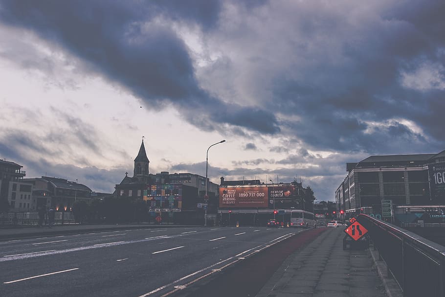 posta de sol, cel, cel del capvespre, tarda, cel de la nit, paisatge, dublin, Irlanda, viatge, estiu, viatjar, turisme, núvol - cel, exterior de l'edifici, transport, estructura construïda, arquitectura, ciutat, manera de transport, carretera, naturalesa, símbol, transport per ferrocarril, dia, carrer, marcatge, signe, edifici, vehicle terrestre, transport públic, cap gent, pista, a l'aire lliure, 5K