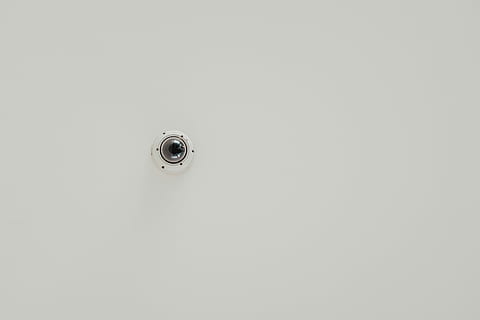 schwarz, Überwachungskamera, Decke, Sicherheitssystem, Kamera, Technologie, Video, drinnen, kopieren sie platz, keine Leute, weiße Farbe, Sicherheit, spähen, Wohngebäude, Überwachung, Wohnraum, Nahansicht, Elektrizität, Auge, Verdacht, sinken, Haushaltsausstattung, Porträt, Tierauge, 5K, CC0, gemeinfrei, lizenzfrei