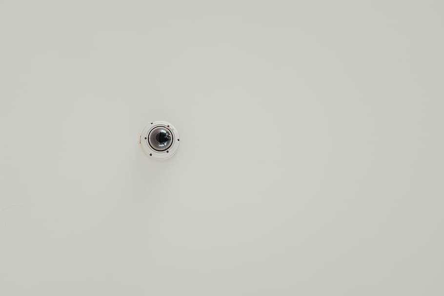 schwarz, Überwachungskamera, Decke, Sicherheitssystem, Kamera, Technologie, Video, drinnen, kopieren sie platz, keine Leute, weiße Farbe, Sicherheit, spähen, Wohngebäude, Überwachung, Wohnraum, Nahansicht, Elektrizität, Auge, Verdacht, sinken, Haushaltsausstattung, Porträt, Tierauge, 5K