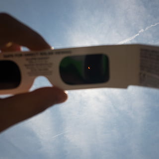 คน, มือ, โฮลดิ้ง, ขาว, 3d, แว่นตากันแดด, แว่นตา, solar eclipse 2017, คราส, แก้วคราส, ท้องฟ้า, ดวงจันทร์, ดวงอาทิตย์, สุริยุปราคา, ส่วนหนึ่งของร่างกายมนุษย์, มือมนุษย์, การท่องเที่ยว, แฟชั่น, ใกล้ชิด, ธรรมชาติ, การเคลื่อนไหว, การขนส่ง, ธุรกิจ, วัน, กิจกรรมยามว่าง, กลางแจ้ง, ผู้ใหญ่, การเงิน, 2K, CC0, โดเมนสาธารณะ, ค่าลิขสิทธิ์ฟรี