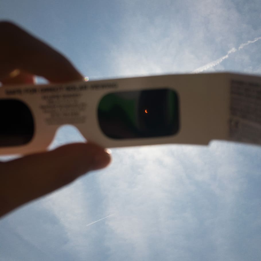 คน, มือ, โฮลดิ้ง, ขาว, 3d, แว่นตากันแดด, แว่นตา, solar eclipse 2017, คราส, แก้วคราส, ท้องฟ้า, ดวงจันทร์, ดวงอาทิตย์, สุริยุปราคา, ส่วนหนึ่งของร่างกายมนุษย์, มือมนุษย์, การท่องเที่ยว, แฟชั่น, ใกล้ชิด, ธรรมชาติ, การเคลื่อนไหว, การขนส่ง, ธุรกิจ, วัน, กิจกรรมยามว่าง, กลางแจ้ง, ผู้ใหญ่, การเงิน, 2K