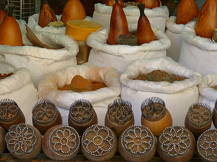 timbro del pane, pane, mangiare, modello, cibo, spezie, infornare, grande gruppo di oggetti, scelta, preparativi, vista dall'alto, variazione, nessuno, in casa, abbondanza, cibo e bevande, mangiare sano, in vendita, mercato, benessere, di fila, freschezza, natura morta, Al dettaglio, Colore bianco, fianco a fianco, 4K, CC0, dominio pubblico, privo di copyright
