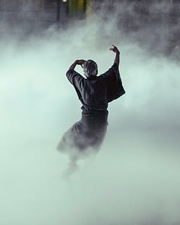 permanent, om, inconjurat, ceaţă, oameni, alerga, dans, ploaie, apă, o persoana, în aer liber, fumul - structura fizică, lungime totală, mişcare, adult, performanţă, arta culturii și divertismentului, oameni adevărați, îmbrăcăminte, brațul uman, rochie, calificare, vitalitate, natură, zi, brațele ridicate, 4K, CC0, domeniu public, fără drepturi de autor