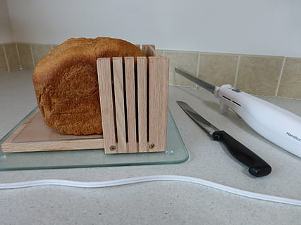 brød, hvede, skive, bage, frisk, mad, morgenmad, mad og drikke, indendørs, ingen mennesker, stilleben, friskhed, høj vinkel visning, køkkenkniv, kniv, køkkenredskaber, spise redskaber, tæt på, bord, velvære, husholdningsudstyr, Brun, måltid, sund kost, bordkniv, Brunt brød, snack, fransk mad, 2K, CC0, offentligt domæne, royaltyfrie