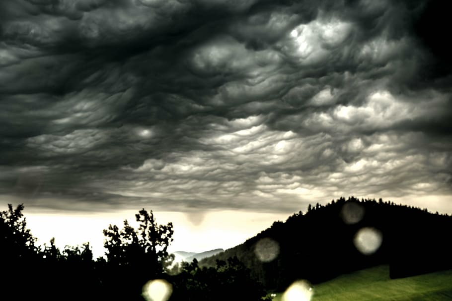núvols, turons, tempesta, paisatge, naturalesa, núvols de cel, estiu, rural, camp, mammatus, núvol de mamut, mammatocumulus, núvol - cel, cel, arbre, planta, silueta, bellesa a la natura, cap gent, arquitectura, núvol, núvol de tempesta, escenics - natura, exterior de l'edifici, estructura construïda, a l'aire lliure, cel dramàtic, vista d’angle baix, tranquil·litat, ominós, poder a la natura, 5K