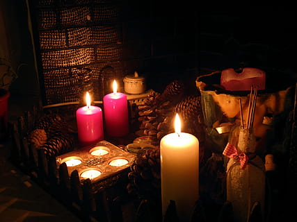 cheminée, bougies, pignons de pin, bougie, brûlant, Feu, flamme, feu - phénomène naturel, chaleur - température, illuminé, à l'intérieur, embrasé, foncé, la nature, personne, religion, lieu de culte, croyance, spiritualité, structure construite, décoration, architecture, fusion, thé léger, autel, 4K, CC0, domaine public, libre de droits