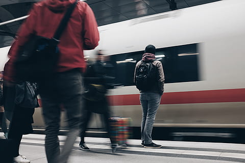 Menschen, Stehen, neben, Zug, Bahnhof, warten, pendeln, Geschwindigkeit, Transport, Bahnsteig, Männer, Pendler, Transportart, Reise, reisende Leute, Bahngleis, U-Bahnstation, städtische Szene, Stadt leben, Dringlichkeit, Hauptverkehrszeit, Passagier, Bewegungsunschärfe, Bewegung, Erwachsene, draußen, nur für Erwachsene, die Architektur, Transportmittel, Gehen, Stadt, echte Menschen, Landfahrzeug, in voller Länge, Eisenbahnstation, Tag, Legere Kleidung, Kleidung, 4K, CC0, gemeinfrei, lizenzfrei