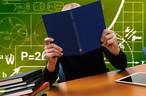 person läsning bok, skola, studie, lära sig, böcker, läsa, formler, studenter, vuxen, män, inomhus, mänsklig hand, mänsklig kroppsdel, utbildning, ockupation, människor, bara en man, inlärning, en person, offentliggörande, bok, svarta tavlan, innehav, aktivitet, läsning, styrelse, papper, frontvy, tabell, lärare, hanar, studerar, inbunden bok, 1080P, CC0, offentligt domän, royaltyfria