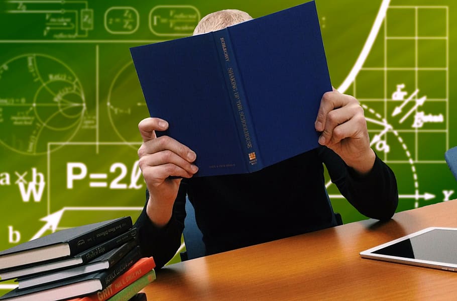 libro di lettura persona, scuola, studia, imparare, libri, leggere, formule, studenti, adulto, uomini, in casa, mano umana, parte del corpo umano, formazione scolastica, occupazione, persone, solo un uomo, apprendimento, una persona, pubblicazione, libro, lavagna, detenzione, attività, lettura, tavola, carta, vista frontale, tavolo, insegnante, maschi, studiando, libro con copertina rigida, 1080P