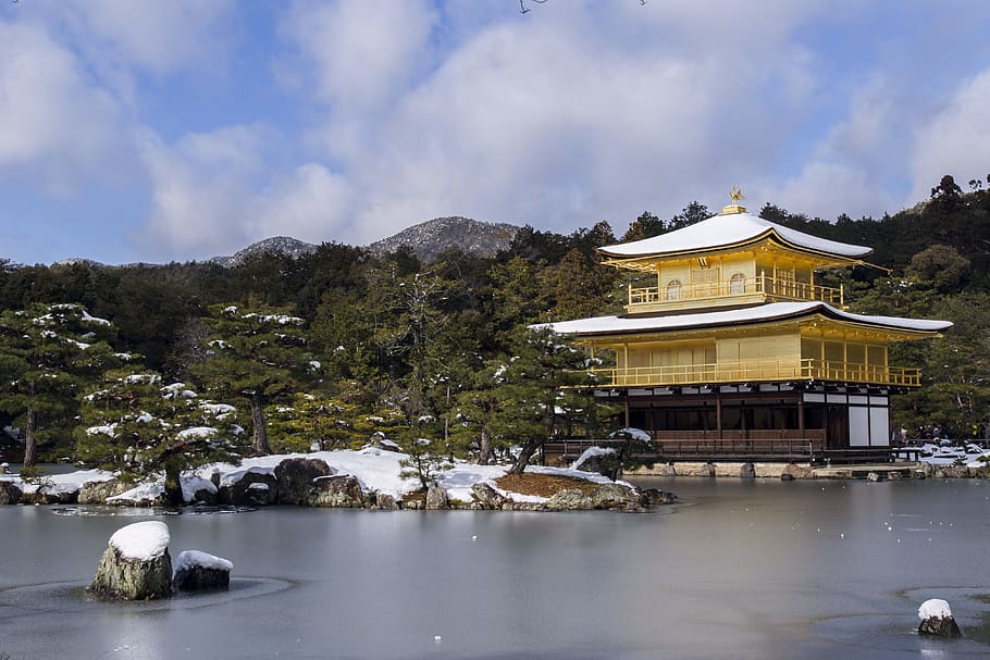 tempel, legeme, vand, omgivet, træer, bjerg baggrund, arkitektur, bygning, kold, dagslys, japan, sø, udendørs, Dam, flod, sne, vinter, træ, sky - himmel, bygget struktur, himmel, natur, plante, bygning udvendig, ingen mennesker, kold temperatur, dag, religion, rejsemål, afspejling, 4K