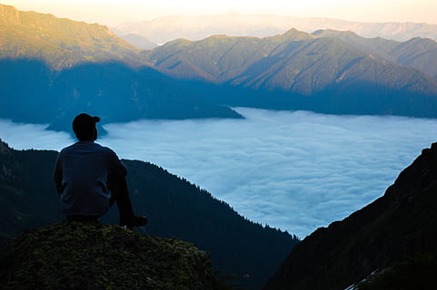 om, margine, stâncă, noros, cer, aventură, nori, Cloudscape, zori de zi, lumina zilei, amurg, seară, ceaţă, cețos, înalt, unghi mare de unghi, excursie pe jos, peisaj, aburi, Munte, varf de munte, de munte, natură, în aer liber, belvedere, pitoresc, umbră, siluetă, ședință, succes, apus de soare, călătorie, copaci, vale, vedere, scenice - natura, vedere din spate, frumusețe în natură, o persoana, o scenă liniștită, bărbați, scenă non-urbană, liniște, Activitatea de agrement, vacanţă, idilic, vacante, la distanta, excursie, activitate, Privind la vedere, 4K, CC0, domeniu public, fără drepturi de autor