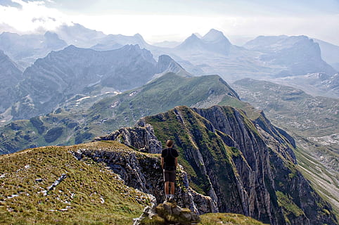 Person, Stehen, oben, Berg, Gebirge, Bergszene, Angebot, Szene, Himmel, Natur, Landschaft, szenisch, draussen, hoch, Mann, suchen, atemberaubenden Blick, Aussicht, Aufpassen, genießen, schöne Landschaft, Landschaften, wunderschönen, Wildnis, idyllisch, Terrain, Fernbedienung, Rock, Gipfel, Wolke, Panorama-, Wandern, draußen, Abenteuer, Menschen, Rucksack, Männer, Sport, Reise, Schönheit in der Natur, Szenen - Natur, Freizeitbeschäftigung, ruhige Szene, Nicht-städtische Szene, echte Menschen, Ruhe, Lebensstile, Umgebung, Aktivität, Rückansicht, eine Person, Formation, 4K, CC0, gemeinfrei, lizenzfrei