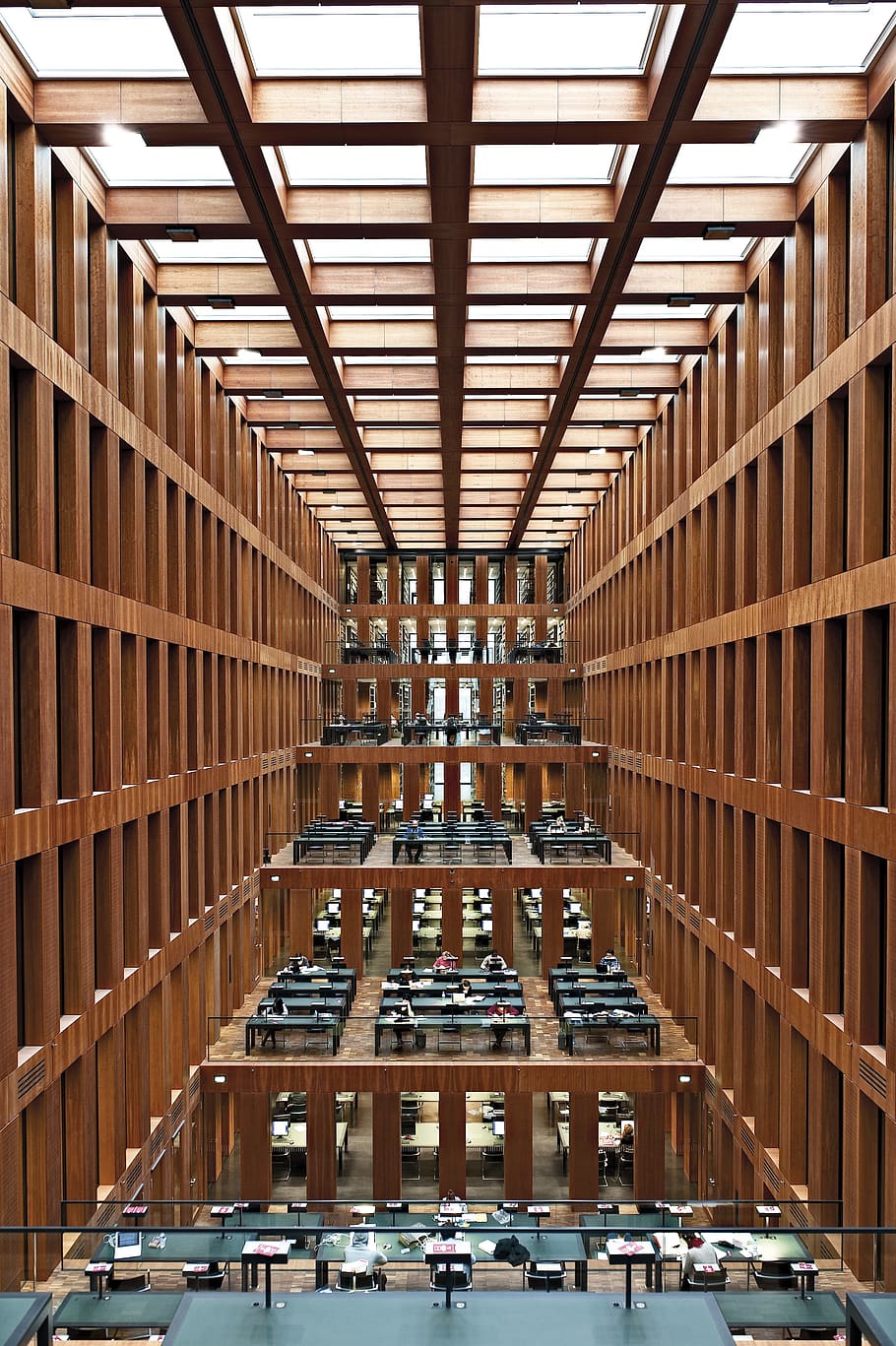 Berlin, grimm bibliotek, bygning, arkitektur, transportmidler, bygget struktur, dag, ingen mennesker, transportform, indendørs, træ - materiale, bil, i en række, motor køretøj, turisme, land køretøj, rejse, mønster, rejsemål, industri, metal, loft, 4K