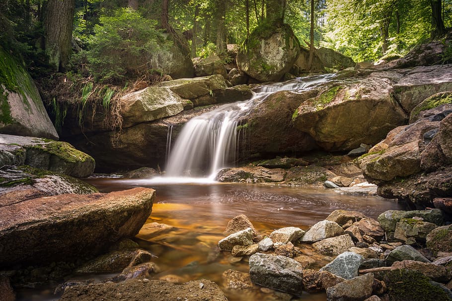 fotografia de lapse de temps, cascades, bosc, riu, exposició llarga, ilse, atmosfèric, aigua, naturalesa, paisatge, corrent d’aigua, bach, rock, petita cascada, resina, escenics - natura, cascada, bellesa a la natura, sòlid, rock - object, moviment, aigua que flueix, arbre, terra, moviment borrós, medi ambient, formació de roca, escena no urbana, que flueix, cap gent, a l'aire lliure, rierol: aigua que flueix, poder a la natura, caient aigua, selva tropical, 5K