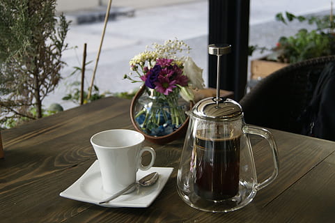 filterkaffe, blomster, kopp, bord, varmt, drikke, tre, filter, morgen, mat og Drikke, blomst, blomstrende plante, krus, forfriskning, kaffe - drikke, kaffe, kaffe kopp, anlegg, servise, friskhet, tallerken, ingen folk, vase, glass, glass - materiale, husholdningsutstyr, varm drikke, utendørs, brett, frokost, 4K, CC0, offentlig domene, opphavsrett gratis