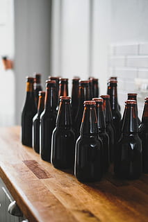 sort, glasflasker, bord, top, Brun, rød, lågparti, træ-, skrivebord, flaske, beholder, mad og drikke, indendørs, stilleben, i en række, drikke, ingen mennesker, forfriskning, alkohol, træ - materiale, tæt på, fokus på forgrunden, selektiv fokusering, dag, stor gruppe af objekter, glas - materiale, forretning, vin, 5K, CC0, offentligt domæne, royaltyfrie