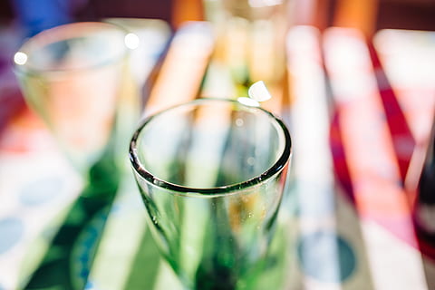 gobelet clair, des lunettes, les boissons, boissons, table, restaurant, fête, bar, pub, en buvant, boisson, de l'alcool, verre, rafraîchissement, équipement ménager, Nourriture et boisson, verre à boire, fermer, verre - matériel, fête - événement social, se concentrer sur le premier plan, un événement, mise au point sélective, du vin, bar - établissement de boissons, affaires, cocktail, vie nocturne, 4K, CC0, domaine public, libre de droits