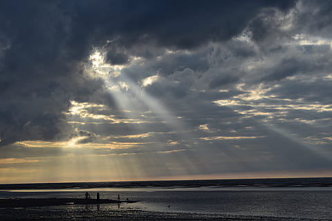solnedgang, skyer, lys, dramatisk, himmel, hav, mørke, ray, sky - himmel, vand, scenics - natur, skønhed i naturen, rolig scene, horisont, ro, horisont over vand, natur, strand, jord, overskyet, idyllisk, ingen mennesker, transportmidler, udendørs, 5K, CC0, offentligt domæne, royaltyfrie