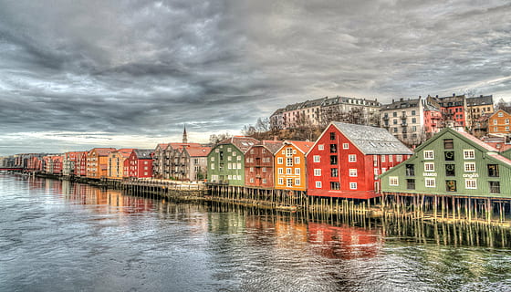 case dai colori assortiti, corpi, acqua, panoramico, fotografia, Trondheim, Norvegia, architettura, ponte, colorato, fiume, Europa, Scandinavia, turismo, costruzione, punto di riferimento, turista, cielo, nuvola - cielo, riflessione, struttura costruita, lungomare, all'aperto, nessuno, esterno dell'edificio, città, natura, quartiere residenziale, destinazioni di viaggio, Casa, ponte - struttura fatta dall'uomo, paesaggio urbano, casa a schiera, 5K, CC0, dominio pubblico, privo di copyright