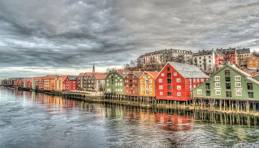 cases de colors variats, cossos, aigua, panoràmica, fotografia, trondheim, noruega, arquitectura, pont, colorit, riu, europa, escandinavia, turisme, edifici, referència, turista, cel, núvol - cel, reflexió, estructura construïda, davant del mar, a l'aire lliure, cap gent, exterior de l'edifici, ciutat, naturalesa, barri residencial, destinacions de viatge, casa, pont - estructura feta per l'home, paisatge urbà, casa de fila, 5K