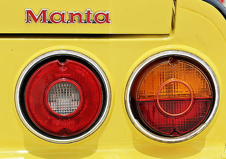 Fahrzeugrücklichter, Manta, Auto, Oldtimer, Gelb, klassisch, Automobil, altes Auto, Oldtimer Automobil, alt, Fahrzeug, Sportwagen, Emblem, historisch, pkw, Begleiter, altes Fahrzeug, Chrom, Marke, Detail, Statussymbol, Logo, Nostalgie, retro, Oldie, Automarke, Scheinwerfer, Kult, Kultauto, Rücklichter, Typenschild, Nahansicht, rot, Vorderansicht, keine Leute, Tag, draußen, Technologie, Landfahrzeug, Text, Transportmittel, Transport, Kommunikation, Zeichen, westliche Schrift, Vollbild, Stadt, die Architektur, Geometrische Figur, Retro-Stil, Hintergründe, Kraftfahrzeug, Schulbus, 4K, CC0, gemeinfrei, lizenzfrei