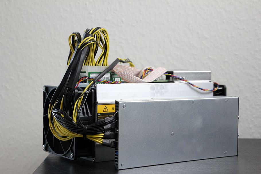 gris, bitcoin antminer, negre, superfície, bitcoin, miner, antminer, maquinari, mines, criptografia, or, Efectiu i equivalents d'efectiu, moneda, criptomontera, diners electrònics, transacció, electrònica, btc, ccc, eth, connexió, tecnologia, cable, a l'interior, natura morta, cap gent, comunicació, gran grup d'objectes, primer pla, tir de l'estudi, taula, contenidor, oficina, paper, electricitat, elecció, cable d’ordinador, fons gris, variació, equipament elèctric, enredat, 5K