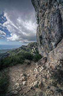Hintergrund, Berg, dramatisch, Weg Felsen, Landschaftshintergrund, Wolke Hintergrund, Naturlandschaft, draussen, Reise, Landschaft, Natur, Himmel Wolken, Platz, Standort, Wetter, wolke - himmel, Himmel, Schönheit in der Natur, ruhige Szene, Pflanze, Ruhe, Szenen - Natur, Rock, Baum, Rock - Objekt, Nicht-städtische Szene, Tag, Umgebung, solide, keine Leute, Felsformation, draußen, Formation, 5K, CC0, gemeinfrei, lizenzfrei