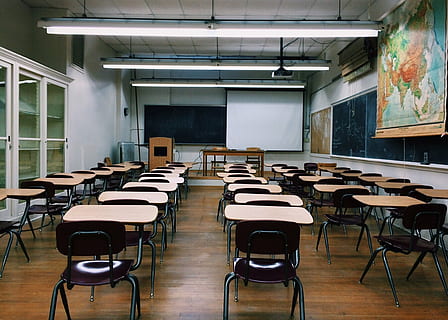 blanc, Projecteur d'écran, salle de cours, école, éducation, apprentissage, conférence, Université, chaise, bureau, salle de conférence, à l'intérieur, enseignement, en train d'étudier, siège, absence, table, vide, personne, dans une rangée, meubles, architecture, tableau noir, planche, bâtiment scolaire, bâtiment, plafond, 2K