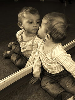 baby, leder, spejl, barn, dreng, afspejling, kognition, barndom, hanner, herrer, drenge, familie, samvær, indendørs, to personer, sidder, rigtige mennesker, uskyld, afslappet tøj, bonding, bror, søskende, fritidsaktivitet, søster, 1080P, CC0, offentligt domæne, royaltyfrie