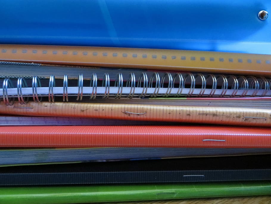 llibres de colors assortits, bé, disposat, cahiers, escola, material, llibre de treball, material escolar, tecnologia, cap gent, comunicació, música, a l'interior, primer pla, multicolor, blau, natura morta, dia, en fila, arranjament, elecció, variació, manera de transport, automòbil, instrument musical, gran grup d'objectes, marc complet, vista d’angle alt, costat a costat, repetició, 4K