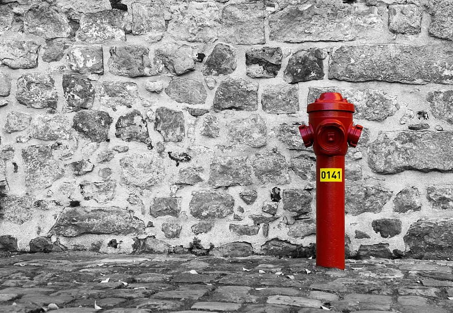 Červené, požární hydrant, vedle, šedá, zeď, kámen, Pozadí, hydrant, voda, žlutá, štít, Černá, bílý, nástěnný prvek, stavba, architektura, ochrana, nehody a katastrofy, bezpečnost, bezpečnostní, den, exteriér budovy, kamenná zeď, nikdo, pěšina, nouzové vybavení, venku, chodník, Příroda, hasicí přístroj, 5K