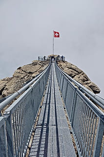 ponte, attraversamento, precipizio, nuvole, svizzero, cielo, viaggio, all'aperto, punto di riferimento, avventura, bandiera, patriottismo, architettura, struttura costruita, natura, giorno, direzione, ringhiera, la strada davanti, connessione, Inquadratura dal basso, mezzi di trasporto, nessuno, ponte - struttura fatta dall'uomo, prospettiva decrescente, indipendenza, icona nazionale, 5K, CC0, dominio pubblico, privo di copyright
