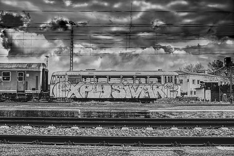 dramatisk, togbil, vogn, Zugabteil, nostalgisk, tog, Jernbanestation, sort hvid, jernbane, syntes, platform, forlade, køreledning, gammel, jernbanespor, sort, jernbanetrafik, skyer, Gleise, himmel, sort og hvid, jernbanelinje, jernbane skinner, sw, spore, jernbanetransport, sky - himmel, transportmidler, arkitektur, transportform, bygget struktur, ingen mennesker, dag, natur, bygning udvendig, offentlig transport, tog - køretøj, forbindelse, udendørs, kabel, elektricitet, Strømforsyning, shunting yard, 5K, CC0, offentligt domæne, royaltyfrie