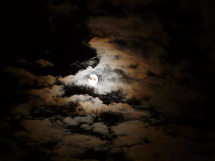 vol, cloudformation, nacht, maan, wolken, maanlicht, hof, licht, donker, griezelig, volle maan, hel, hemel, wolk - lucht, astronomie, ruimte, geen mensen, schoonheid in de natuur, natuur, lage hoekweergave, scenics - natuur, planetaire maan, buitenshuis, zonnestelsel, kalmte, ruimteonderzoek, exploratie, astrologie, verduistering, 2K, CC0, publiek domein, royaltyvrij