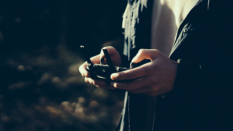 person med controller, første gang, Mavic, Kvinder, mennesker, en person, hunner, udendørs, menneskelig hånd, pistol, bedrift, kanon, voksen, kun voksne, fotografere, midsection, hånd, menneskelig kropsdel, herrer, tæt på, stående, kunstkultur og underholdning, musik, aktivitet, ydeevne, musikinstrument, spille, fokus på forgrunden, streng instrument, dag, 1080P