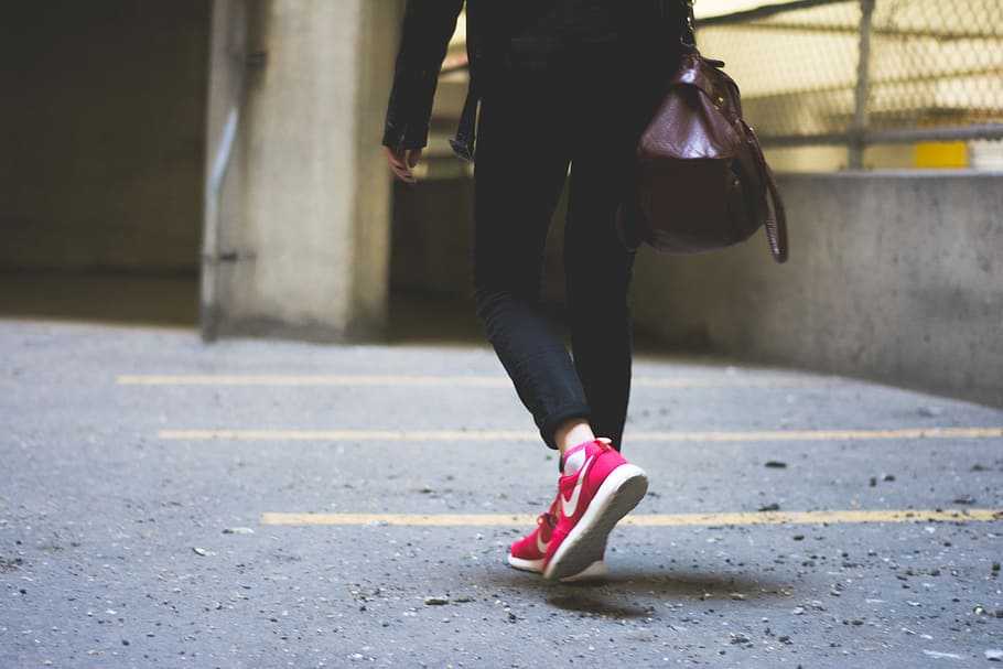 persona, portar, nike, corrent, sabates, caminar, endavant, Camí, dona, carretera, tanca, sabata, aparcament, bossa, texans, esport, vermell, cama, secció baixa, una persona, ciutat, estils de vida, cama humana, persones reals, arquitectura, dia, part del cos, dones, transport, carrer, sendera, adult, part del cos humà, a l'aire lliure, peu humà, extremitat humana, 2K
