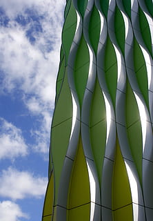 Wolken, die Architektur, Gebäude, Stadt, Luft, Fassade, Flachwinkelansicht, Himmel, Tag, keine Leute, gebaute Struktur, wolke - himmel, draußen, Natur, Muster, Gebäudehülle, grüne Farbe, weiße Farbe, modern, Kraftstoff- und Stromerzeugung, Skulptur, Sonnenlicht, Nahansicht, Design, Industrie, 2K, CC0, gemeinfrei, lizenzfrei