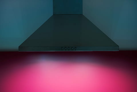 grigio, cappa da cucina in acciaio, sfogo, camino, rosa, interno, colore, in casa, sfondo colorato, nessuno, testo, comunicazione, caratteristica della parete, forma triangolare, architettura, girato in studio, rosso, forma, illuminato, moderno, copia spazio, singolo oggetto, sceneggiatura occidentale, sfondi, blu, tecnologia, costruzione, sfondo blu, 5K, CC0, dominio pubblico, privo di copyright