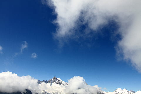 zăpadă, acoperire, Munte, albastru, cer, summit de munte, clar, nor, alb, vârf, aer, excursie pe jos, elvețian, nor - cer, scenice - natura, Cloudscape, frumusețe în natură, culoare alba, natură, mediu inconjurator, zi, iarnă, nici o persoana, temperatura rece, atmosfera, o scenă liniștită, liniște, în aer liber, varf de munte, meteorologie, luminos, de mai sus, climat, un munte acoperit de zăpadă, 5K, CC0, domeniu public, fără drepturi de autor
