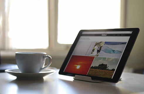 Tablet, stare in piedi, accanto, ceramica, tazza, nero, ipad, bianca, tazza di tè, tavoletta, aggeggio, moderno, tecnologia, pixel, touch screen, Internet, del browser, elettronica, piattino, caffè, bere, ufficio, lavoro, finestra, attività commerciale, tazza di caffè, caffè - bevanda, tecnologia wireless, il computer portatile, in casa, rinfresco, giorno, boccale, tavolo, computer, comunicazione, cibo e bevande, connessione, vasellame, caffetteria, 1080P, CC0, dominio pubblico, privo di copyright
