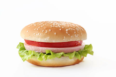 wołowina, chleb, kok, burger, ser, cheeseburger, gotowanie, obiad, jedzenie, fast food, smakosz, Hamburger, zdrowie, sałata, posiłek, mięso, kanapka, przekąska, pyszne, pomidor, niezdrowy, jedzenie i picie, niezdrowe jedzenie, odetnij, białe tło, studio strzał, pojedynczy obiekt, Gotowy do jedzenia, nasionko, żadnych ludzi, jedzenie na wynos, 5K, CC0, domena publiczna, darmowe zdjęcia