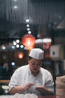 riflessione del cuoco unico della donna, specchio, cuoco della donna, fabbricazione, cibo, ristorante, cucina, capocuoco, finestra, bagnato, una persona, persone reali, uomini, vista frontale, dalla vita in su, vetro - materiale, colpo alla testa, detenzione, in casa, ritratto, analizzare, cercare, guardare, occupazione, stili di vita, maschi, riflessione, giovani uomini, trasparente, uniforme, 8K, CC0, dominio pubblico, privo di copyright